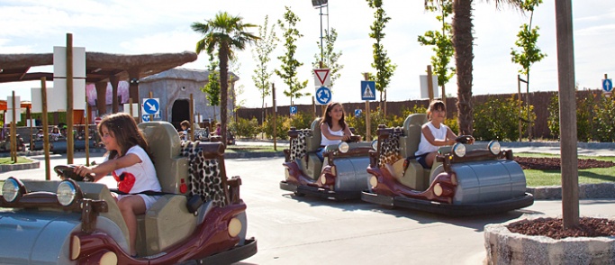 La escuela de conducción de Los Picapiedra para niños, en Parque Warner Madrid