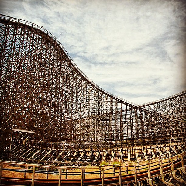 El trepidante viaje de Coaster-Express, la montaña rusa de madera