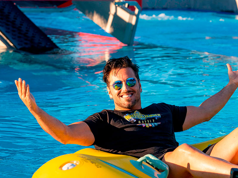 David Bustamante inaugura dos nuevas atracciones acuáticas de Parque Warner Beach