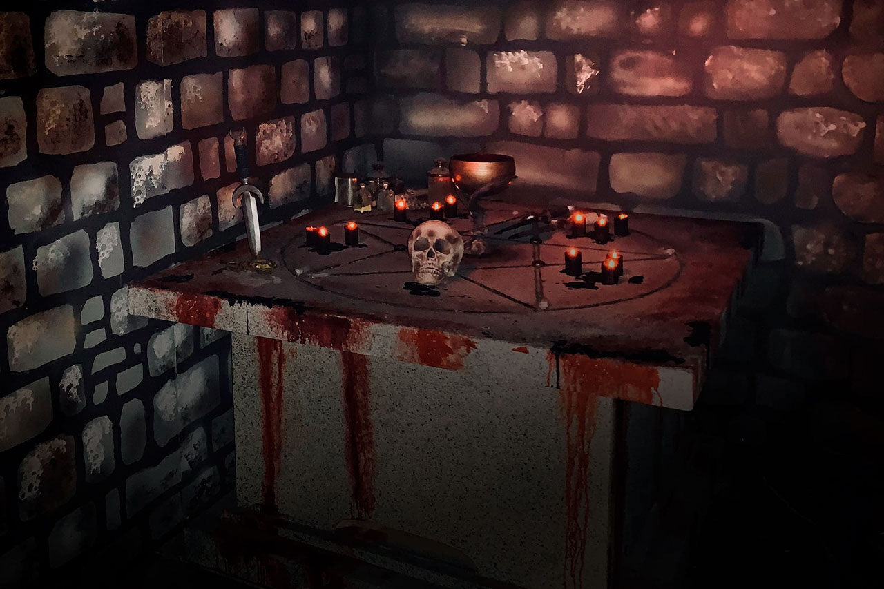 Parque Warner Madrid estrena en Halloween el nuevo pasaje de terror ‘Expedientes Warren: Obligado por el demonio’ 