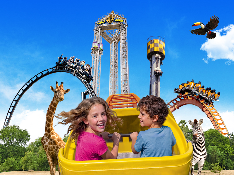 Familia feliz disfrutando de las atracciones en Parque Warner