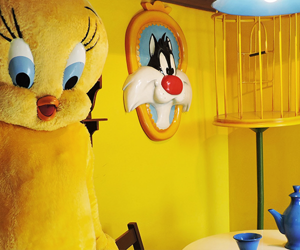 Piolín y Silvestre en Cartoon Village de Parque Warner