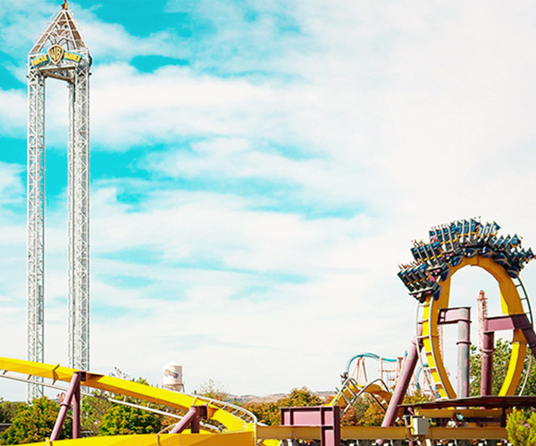 Montaña rusa y atracciones en DC Super Heroes World, Parque Warner